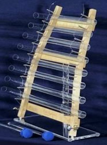 Une harpe de cristal : tiges de verre montées sur un cadre de bois