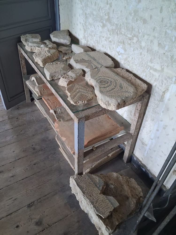 Fragments de mosaïques exposés sur le site