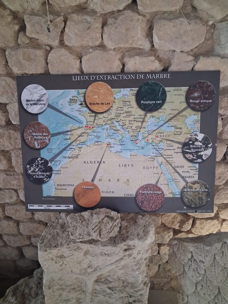 Panneau présentant les lieux d'extraction du marbre antique